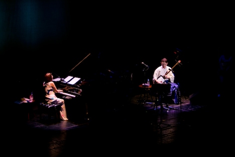 左から矢野顕子、上妻宏光。（撮影：五十嵐一晴）