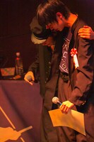 肩を抱き合うフウトとマヒロ。（撮影：米山三郎[SignaL]）