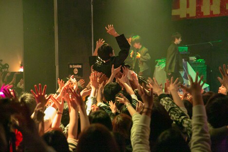 フロアへダイブしたフウト。（撮影：米山三郎[SignaL]）