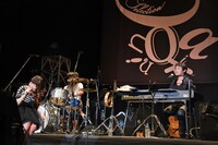 バンドメンバー紹介で仲よくトークする牧野由依（左）とバンマス松ケ下宏之（Key, G / 右）。