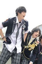 左から佐野勇斗、吉田仁人。