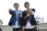 左から塩崎太智、佐野勇斗。