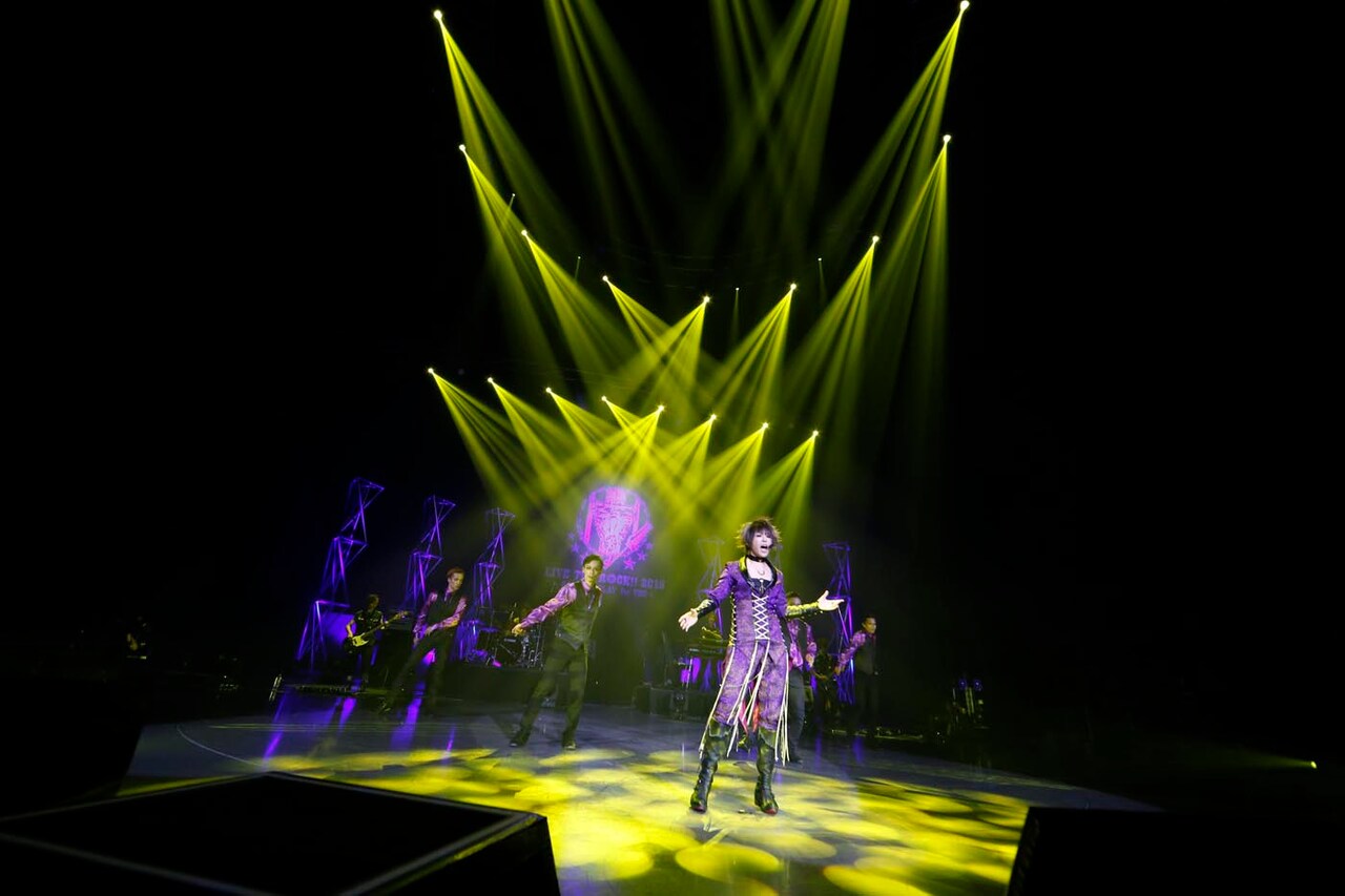 「LIVE THE ROCK!! 2015～BEST DISPLAY for YOU～」千葉・舞浜アンフィシアター公演の様子。