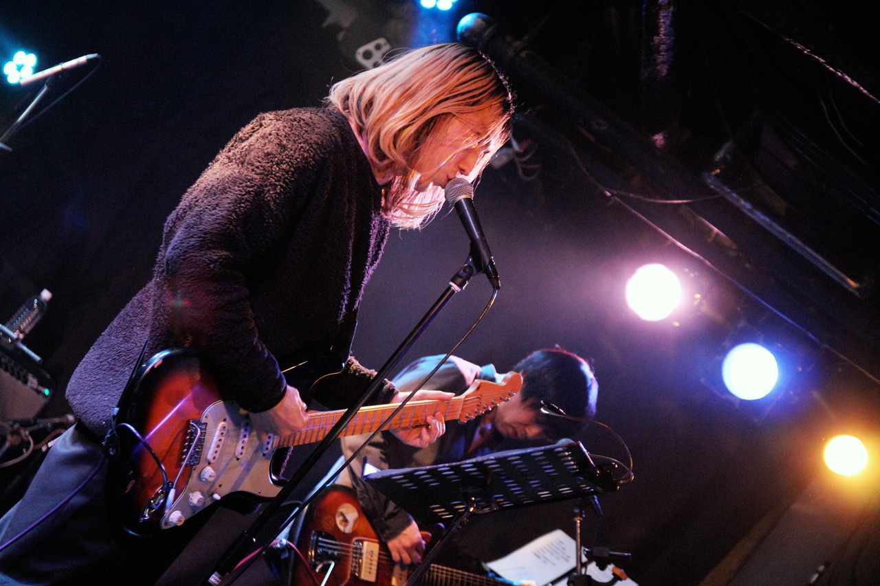 左から小林祐介（THE NOVEMBERS）、ヤマジカズヒデ。（撮影：大串義史）