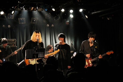 左から小林祐介（THE NOVEMBERS）、木下理樹（ART-SCHOOL）、ヤマジカズヒデ。（撮影：大串義史）