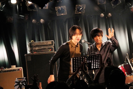 石塚“BERA”伯広とヤマジカズヒデ。（撮影：大串義史）