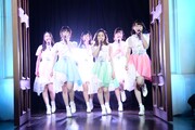 La PomPon「シングル『運命のルーレット廻して / サヨナラは始まりの言葉』リリースイベント」東京・ヴィーナスフォート 教会広場公演の様子。