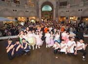 La PomPon「シングル『運命のルーレット廻して / サヨナラは始まりの言葉』リリースイベント」東京・ヴィーナスフォート 教会広場公演の様子。