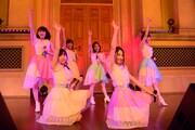 La PomPon「シングル『運命のルーレット廻して / サヨナラは始まりの言葉』リリースイベント」東京・ヴィーナスフォート 教会広場公演の様子。
