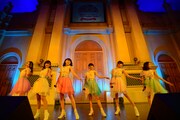 La PomPon「シングル『運命のルーレット廻して / サヨナラは始まりの言葉』リリースイベント」東京・ヴィーナスフォート 教会広場公演の様子。