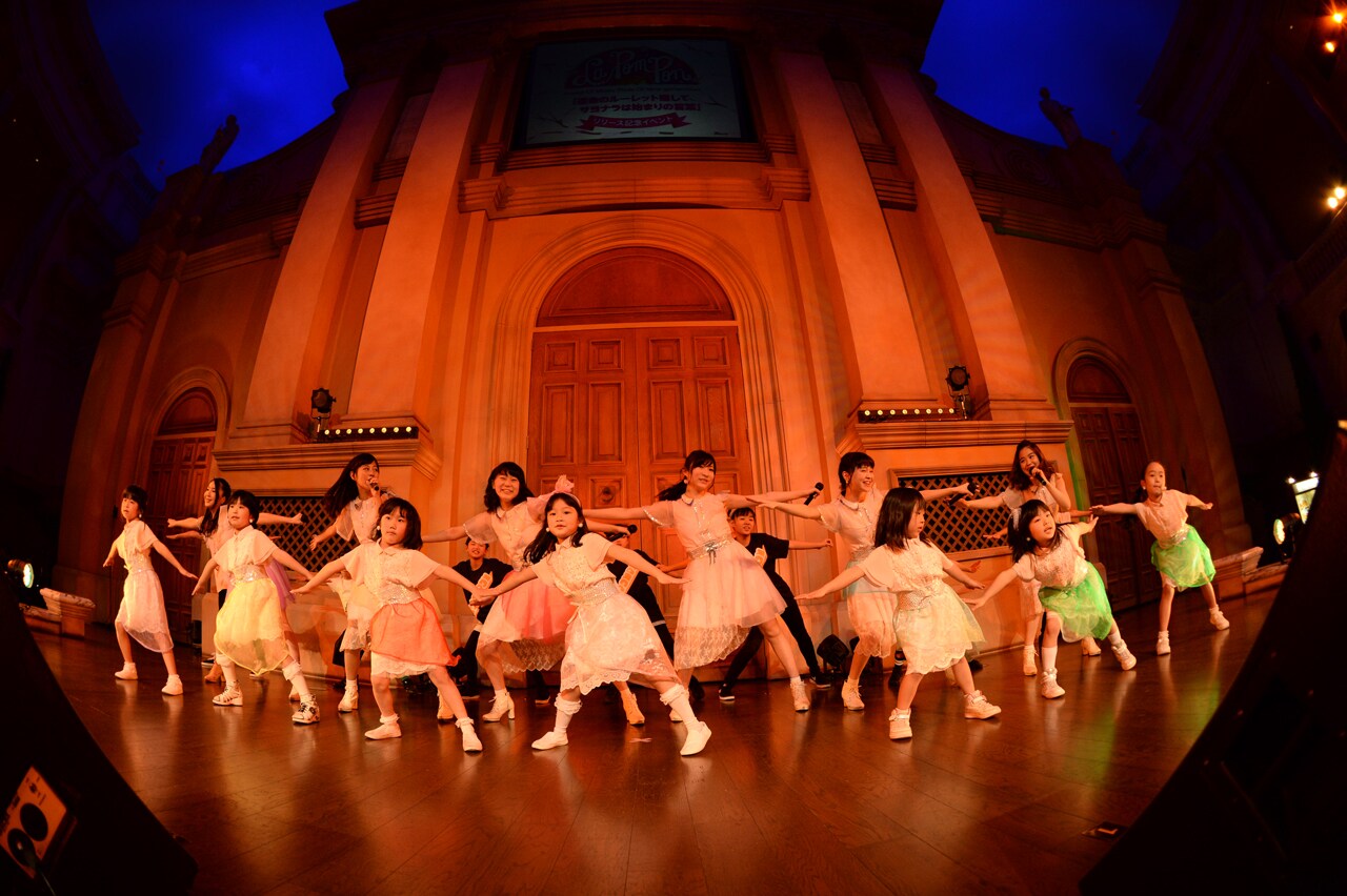 La PomPon「シングル『運命のルーレット廻して / サヨナラは始まりの言葉』リリースイベント」東京・ヴィーナスフォート 教会広場公演の様子。