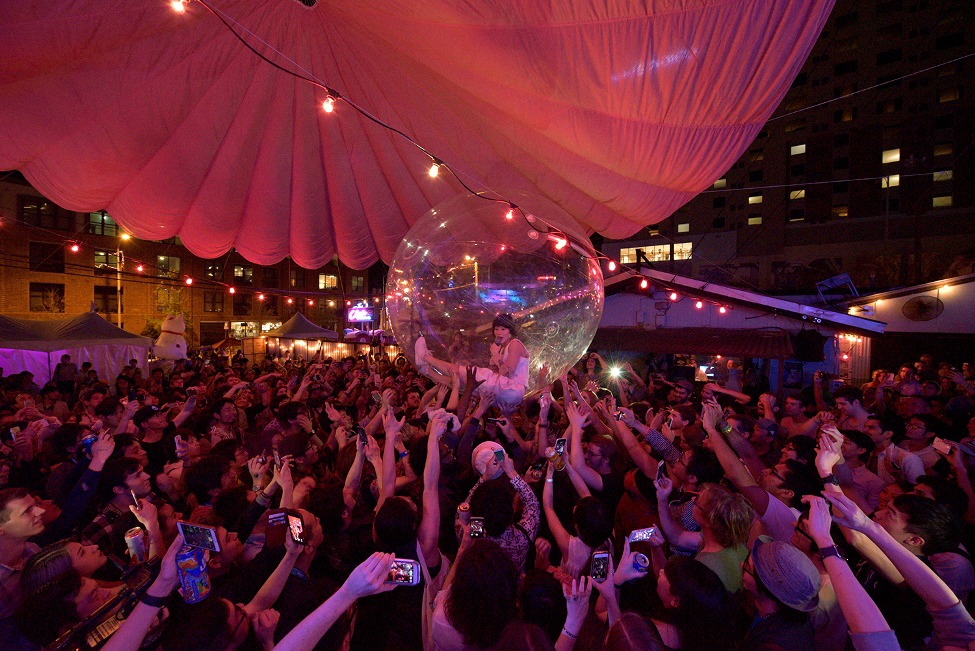 「SXSW 2016」での水曜日のカンパネラのライブの様子。（提供：ワーナーミュージック・ジャパン）