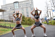 左から佐保明梨、森咲樹。