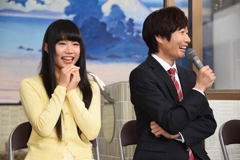 左から廣田あいか（私立恵比寿中学）、戸次重幸。