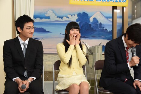 前日の撮影に遅刻したことを謝罪する戸次重幸。