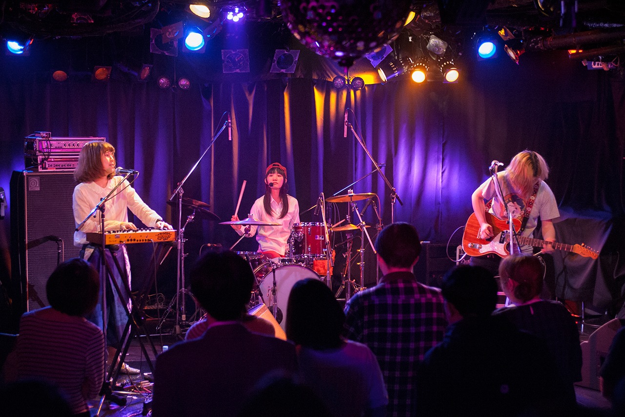 昨日3月31日に東京・下北沢CLUB Queで行われたライブイベント「do one's best ＃20160330」出演時のサンナナニ。（写真提供：ブレスト音楽出版）
