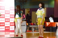 ガーターを出して立ちつくすmanaka（右）。