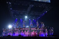 「HKT48 春のライブツアー ～サシコ・ド・ソレイユ2016～」ファイナル公演の様子。(c)AKS