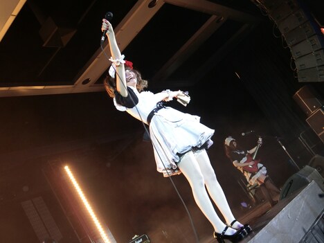 アメリカ・ワシントンで開催された「Sakura-Con」出演時のBAND-MAIDのライブの様子。（写真提供：日本クラウン）