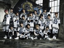 超特急とSUPER★DRAGONのオフィシャルサイトで公開された、2組によるビジュアル。