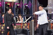 左から有吉弘行、藪恵壹。 (c)日本テレビ