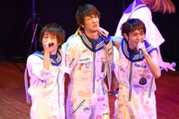 左から横山善之、笠井薫明、深澤大河。