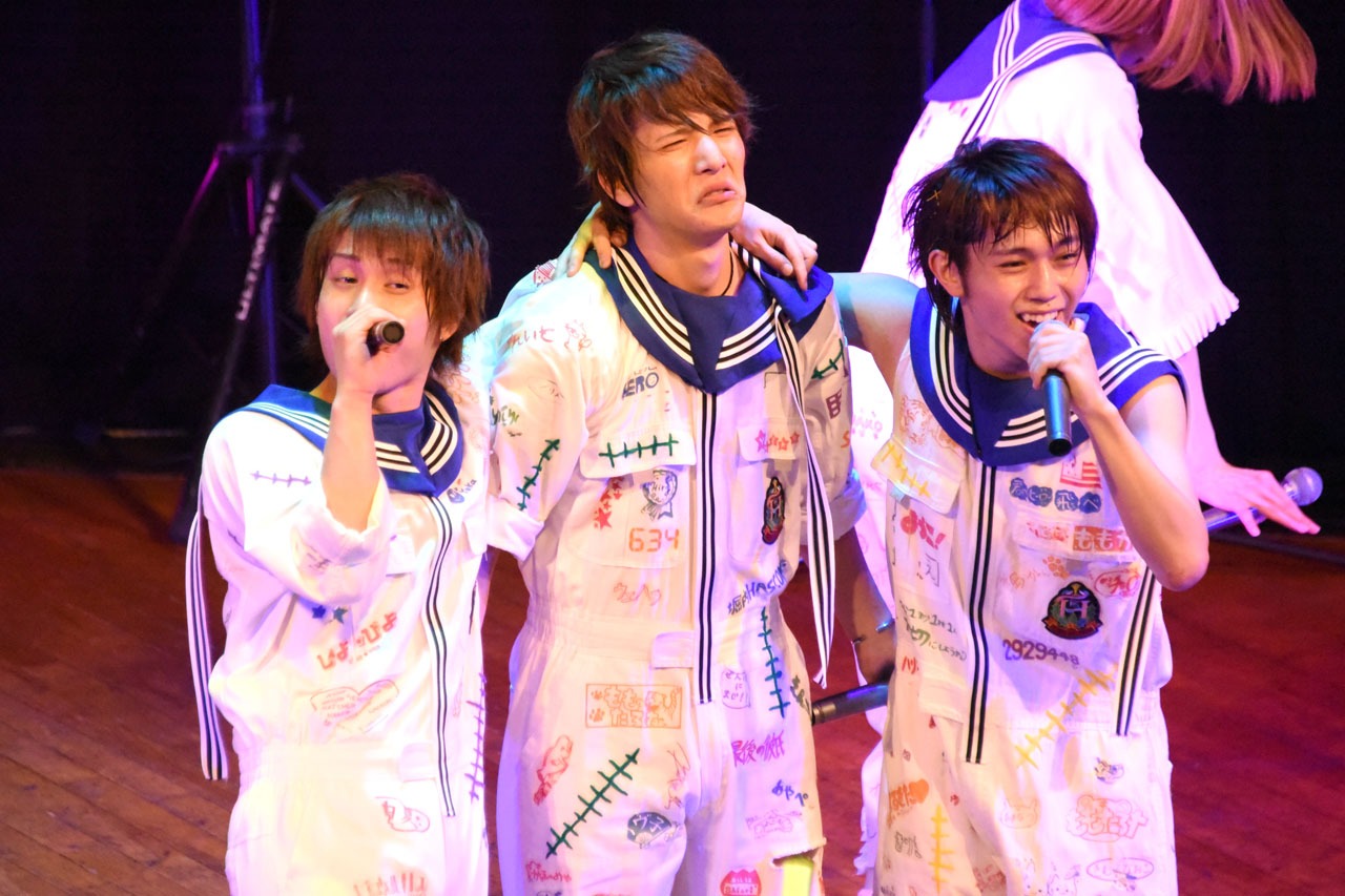 左から横山善之、笠井薫明、深澤大河。