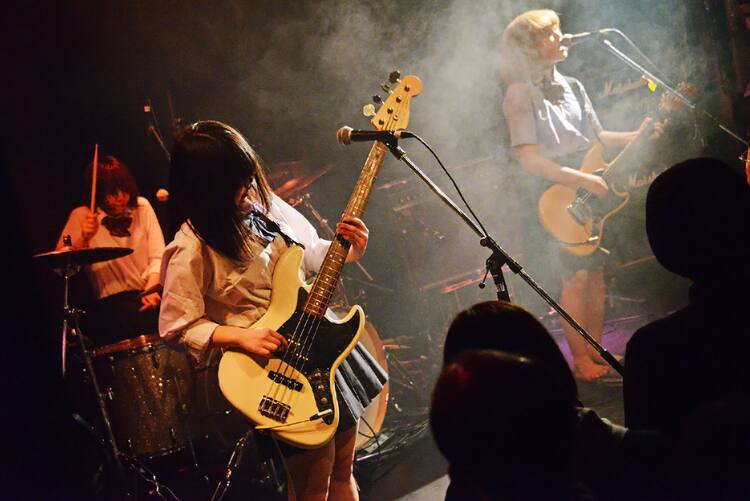 ラストJKライブ盛況、リーガルリリーの新MV - 音楽ナタリー