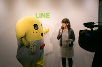 LINE LIVE出演中のふなっしー（左）。