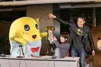 武道館ライブ開催を告げるくす玉を割るふなっしー（左）。