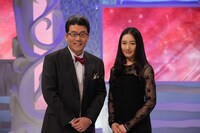 左より軽部真一アナウンサー、仲間由紀恵。 (c)フジテレビ