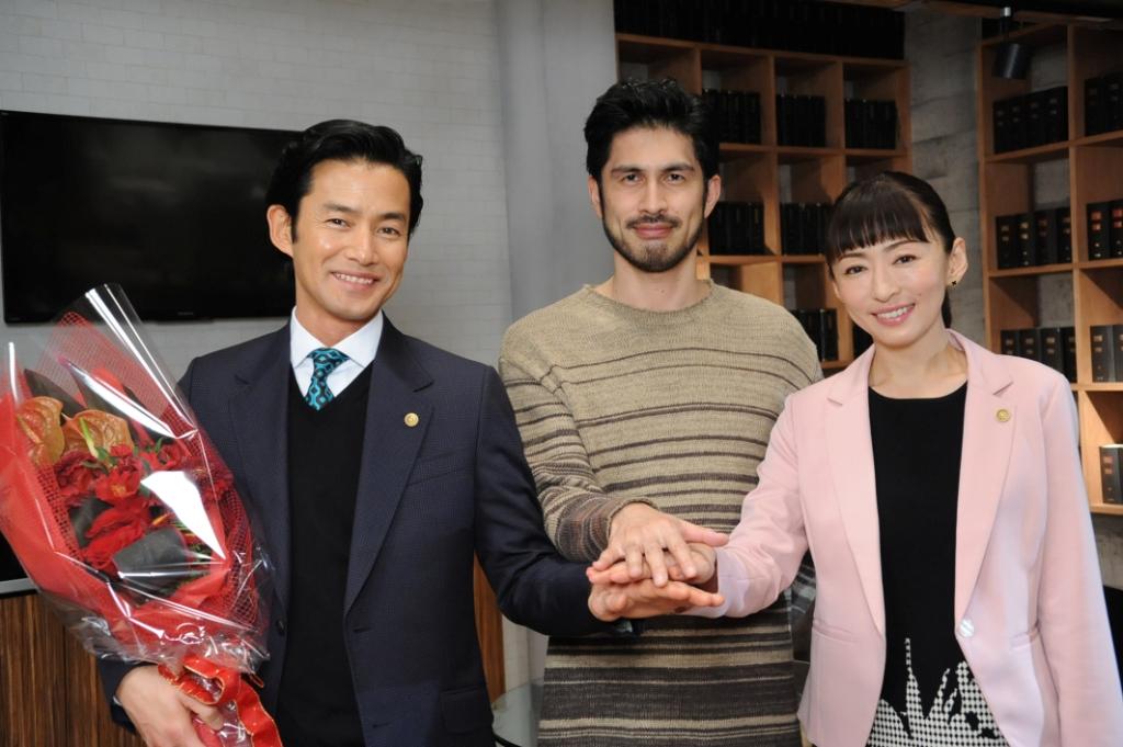 ドラマ「グッドパートナー 無敵の弁護士」撮影現場を訪問し、竹野内豊（左）と松雪泰子（右）と笑顔で撮影に臨む平井堅（中央）。