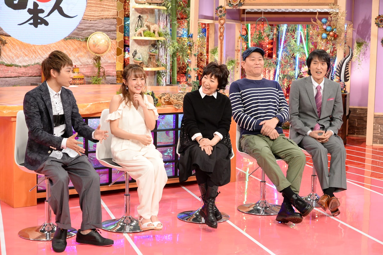 「世界の村で発見！こんなところに日本人」囲み取材の様子。左から須賀健太、高橋みなみ、森山良子、千原せいじ、千原ジュニア。(c)ABC