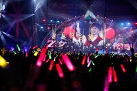 ももいろクローバーZのライブの様子。（Photo by HAJIME KAMIIISAKA+Z）