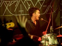 鈴鹿秋斗（Dr）（撮影：森下綾音）