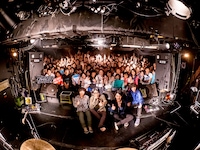 夜の本気ダンス「KYOTO de ONE MAN」での記念撮影。（撮影：森下綾音）