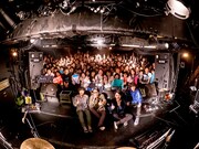 夜の本気ダンス「KYOTO de ONE MAN」での記念撮影。(撮影:森下綾音)