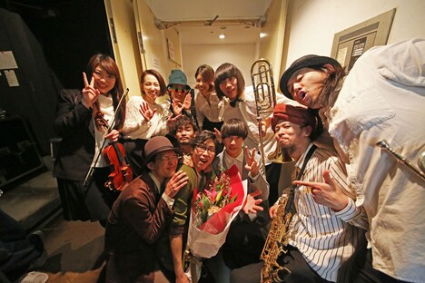 LUCKY TAPES「『The SHOW』Tour Final×『MOON』Release Party」UNIT公演終演後の集合写真。（Photo by Shoko Ishizaki）