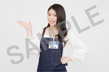 アニメイトのスタッフエプロンを着用した茅原実里。