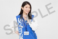 ソフマップのスタッフエプロンを着用した茅原実里。