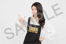 タワーレコードのスタッフエプロンを着用した茅原実里。