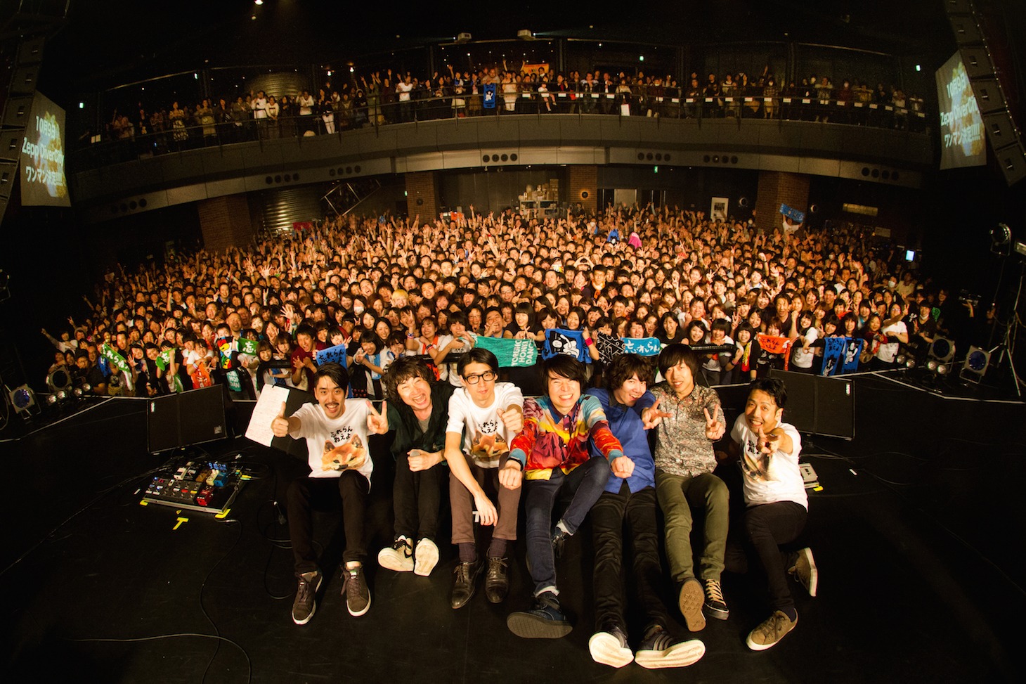 「ツレ伝ツアー2016」東京・TSUTAYA O-EAST公演終演後の記念写真。（撮影：岩佐篤樹）