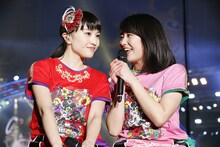 左から百田夏菜子、佐々木彩夏。 （Photo by HAJIME KAMIIISAKA+Z）