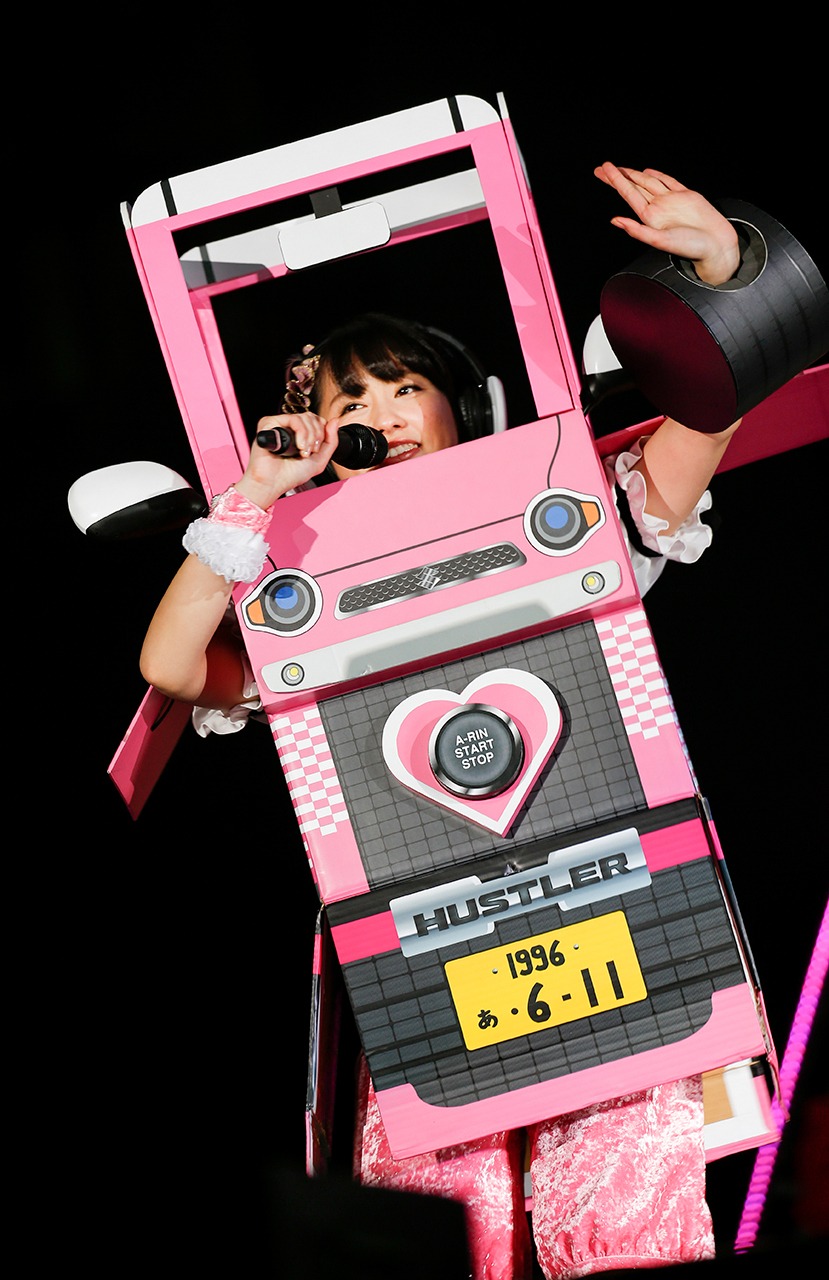 佐々木彩夏扮する“あーりんロボ”スズキハスラーバージョン （Photo by HAJIME KAMIIISAKA+Z）