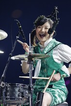4月2日公演での有安杏果のソロパフォーマンスの様子。(Photo by HAJIME KAMIIISAKA+Z）