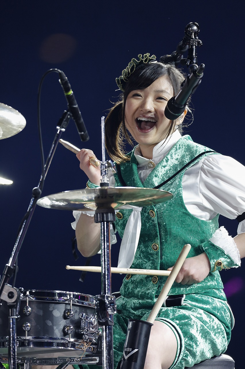 人気画像10位は「ももクロドームツアー完遂、玉井詩織は加山雄三から“若大将”襲名」より、4月2日公演での有安杏果のソロパフォーマンスの様子。(Photo by HAJIME KAMIIISAKA+Z）