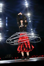 4月2日公演での百田夏菜子。(Photo by HAJIME KAMIIISAKA+Z）