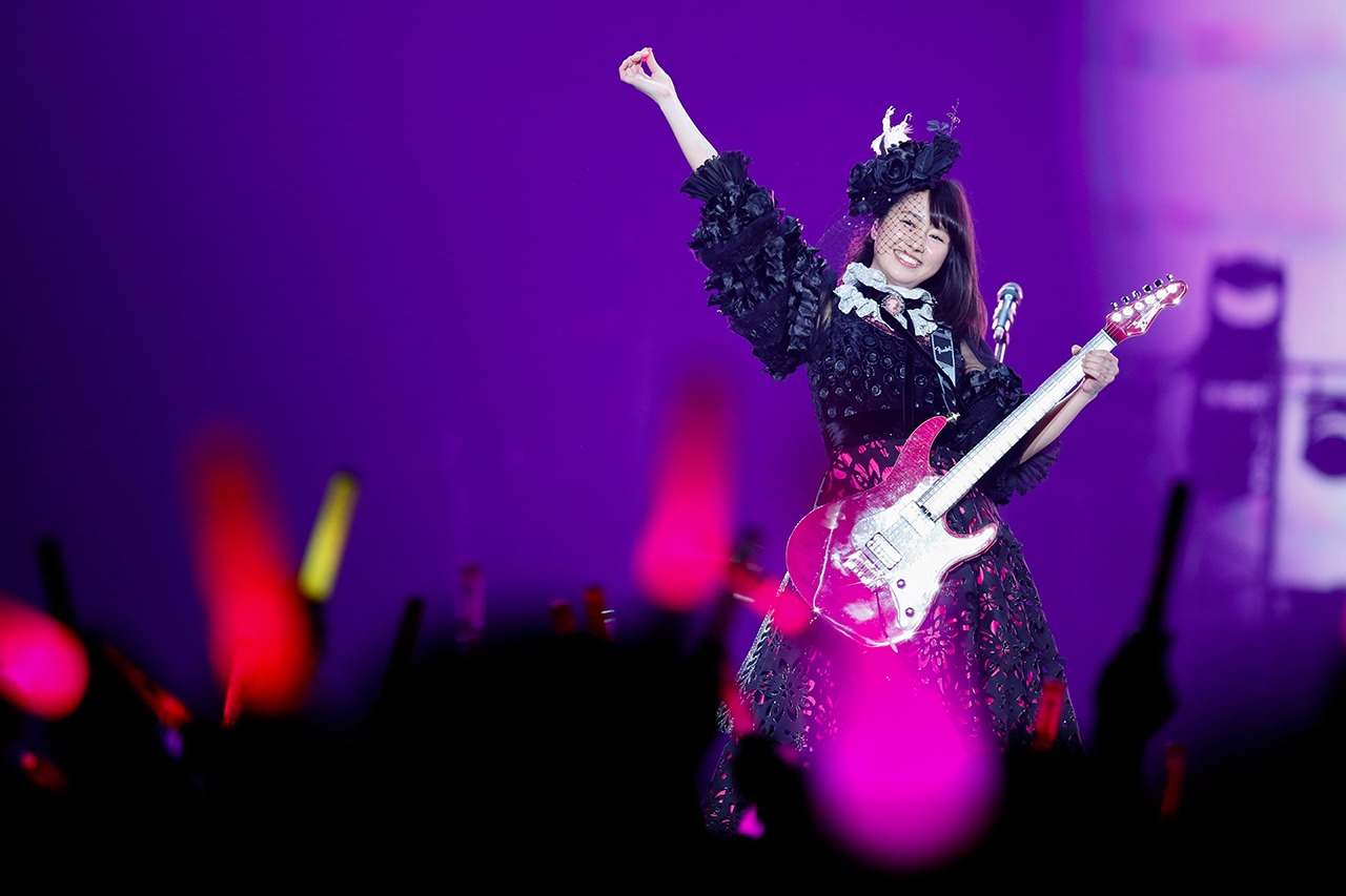 4月2日公演での佐々木彩夏のソロパフォーマンスの様子。(Photo by HAJIME KAMIIISAKA+Z）