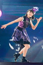 4月2日公演での高城れにのソロパフォーマンスの様子。(Photo by HAJIME KAMIIISAKA+Z）