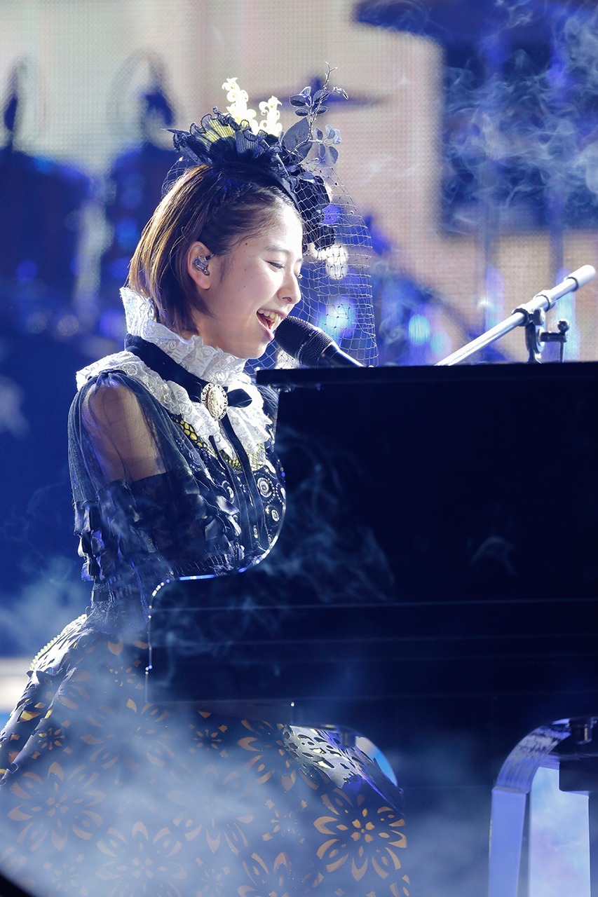 4月2日公演での玉井詩織のソロパフォーマンスの様子。(Photo by HAJIME KAMIIISAKA+Z）